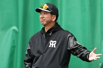 選手の仕上がりをこまめに確認している阪神・藤川監督