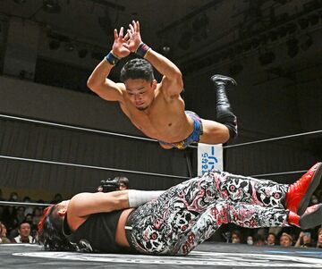 ＫＡＩ（下）に「ハイフライフロー」でトドメを刺した吉岡勇紀