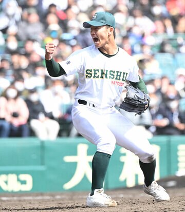 ラストバッターから三振を奪いガッツポーズの専大松戸・平野大地.