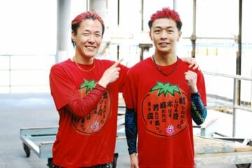 水神祭を終えた弟子・垂水悠(右)と堀本和也