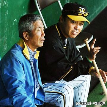 北陽高時代の教え子阪神・岡田彰布監督（右）と話し込む松岡英孝さん（２００７年１１月）