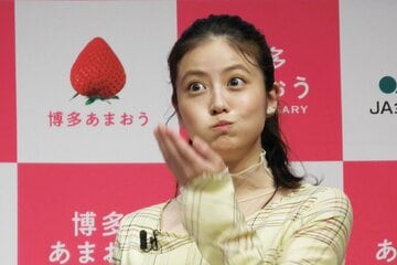 あまおうをひと口でほおばった今田美桜