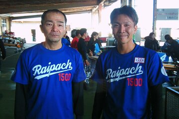 坪内実（左）とお揃いＴシャツの岩川仁士