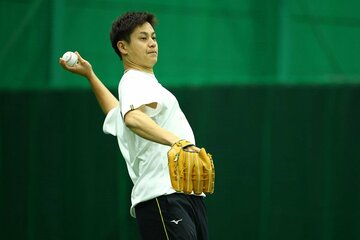 室内練習場で汗を流す阪神・大竹耕太郎