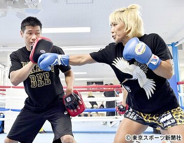  美憂は長谷川氏（左）のミットに鋭いパンチを繰り出した