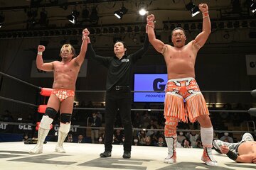 勝ち名乗りを受けるカズ・ハヤシ（左）とCIMA