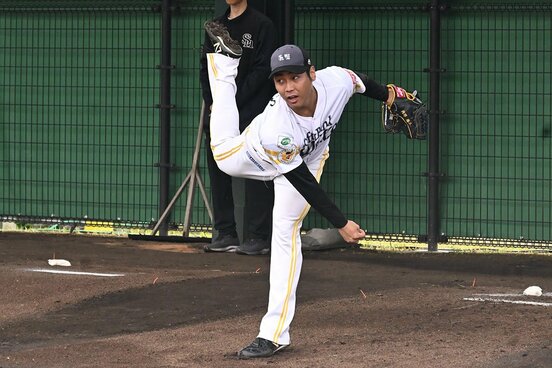 ブルペン投球をするソフトバンクの育成・内野海斗