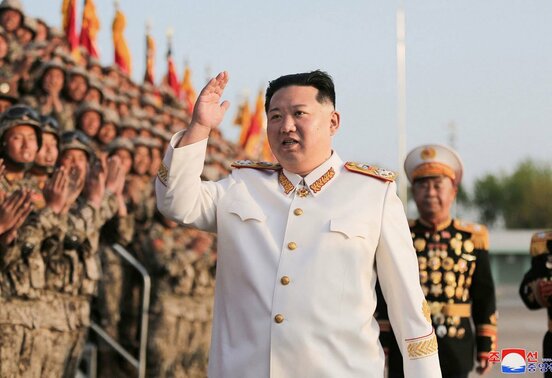 元帥服を着る金正恩氏(ロイター)