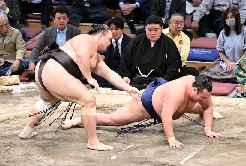 北の若を上手出し投げで破り１２勝目をあげた朝乃山