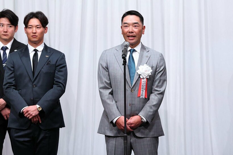 燦燦会であいさつする巨人・阿部監督(中)と、新選手会長の吉川尚輝（手前左＝提供写真）