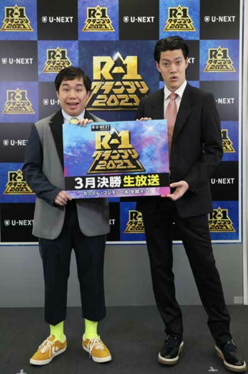  司会を務める霜降り明星のせいや(左)と粗品