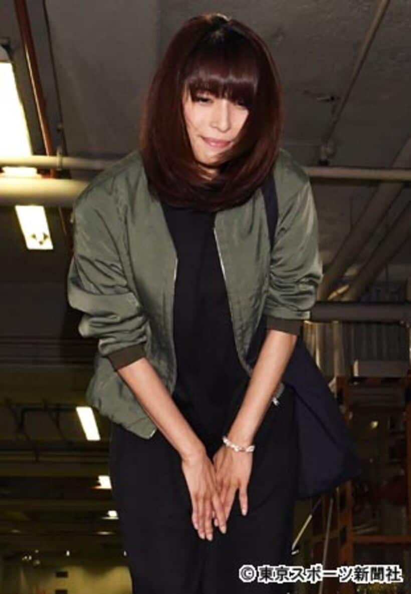  報道陣に頭を下げる上原多香子
