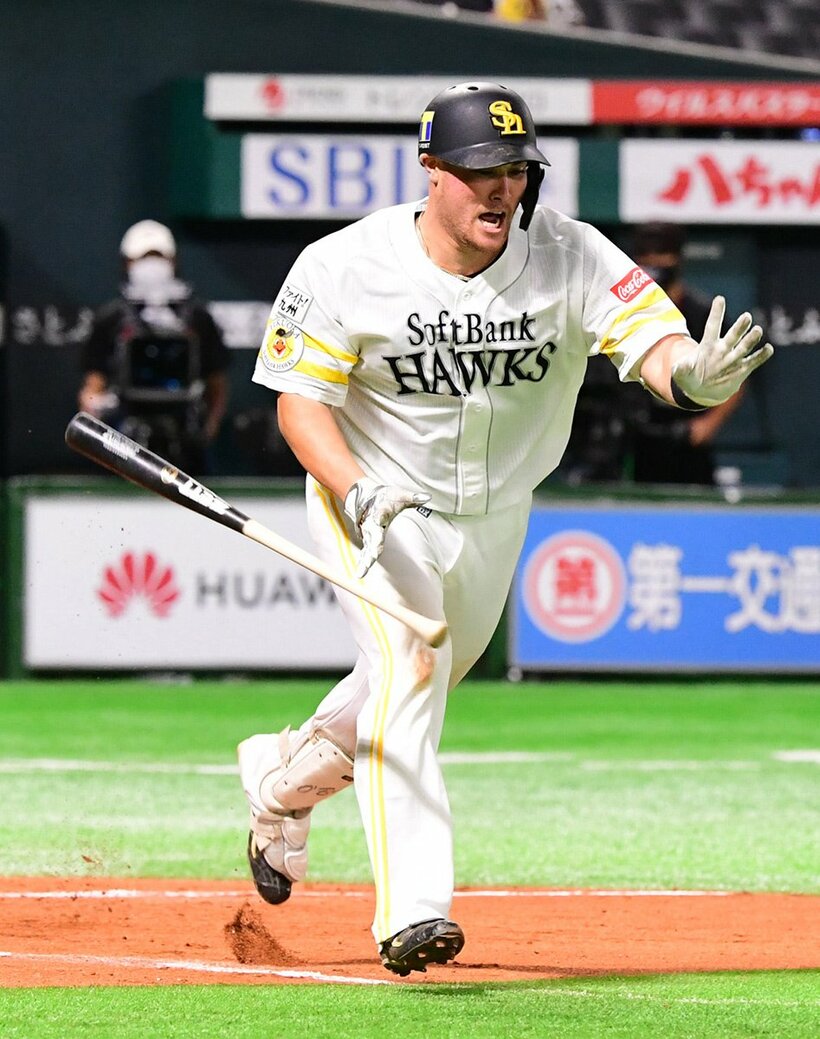  ８回、手応え十分の一発に思わず吠えたソフトバンク・リチャード（東スポWeb）