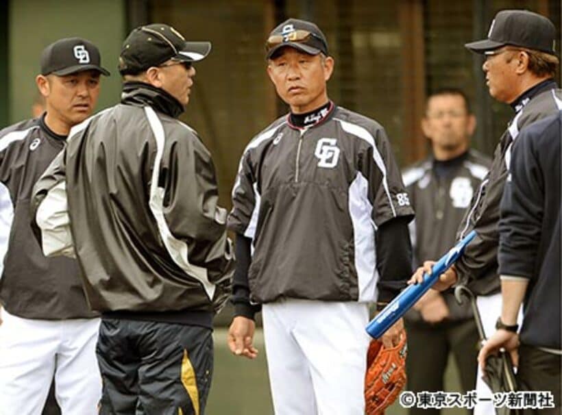 谷繁監督（左）の意向で、落合ＧＭ（左から２人目）の“子飼いコーチ”森繁和ヘッドコーチ、辻発彦コーチ（右から）が一掃される？