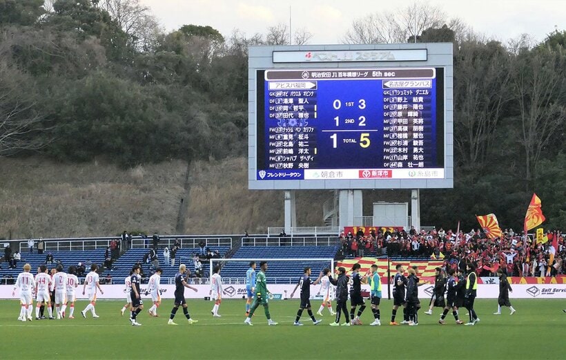 ホームの名古屋戦で１－５と大敗を喫し、引き揚げるＪ１福岡の選手たち