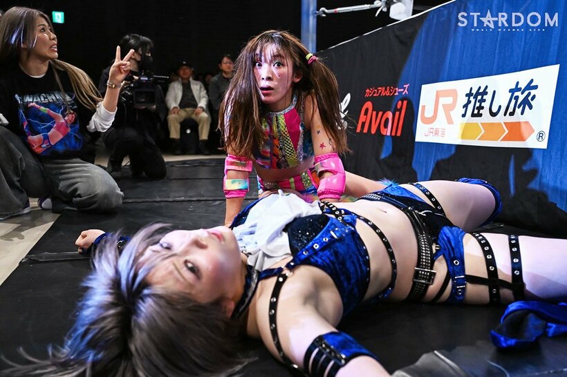 安納サオリ(手前)との一戦をドローに持ち込んだフワちゃん