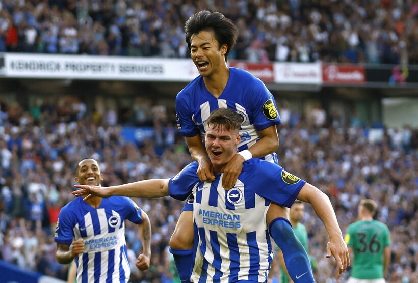 ハットトリック達成のファーガソンを祝福する三笘薫（ロイター）