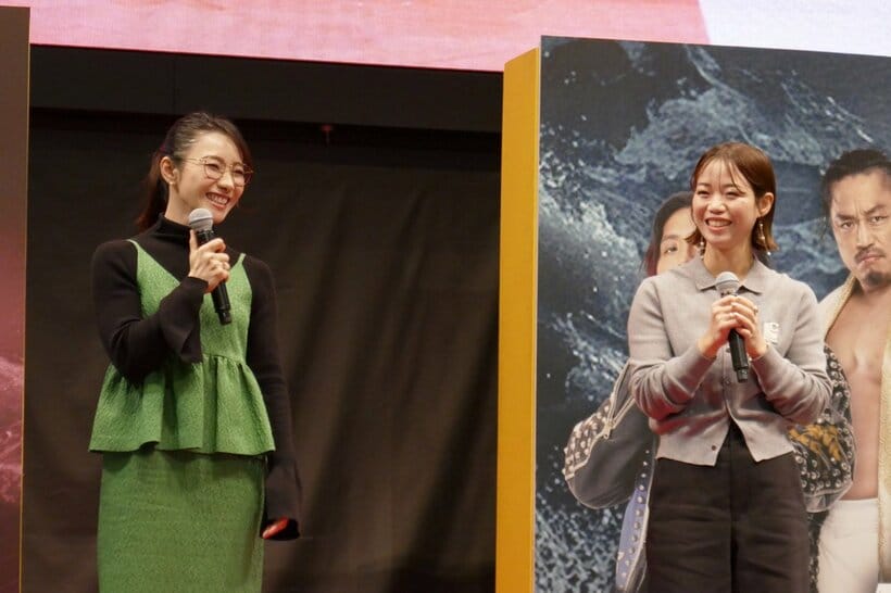 トークショーを行った魚谷香織(左)と小池礼乃