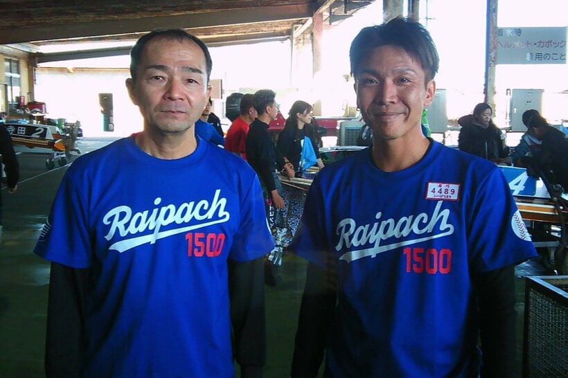坪内実（左）とお揃いＴシャツの岩川仁士