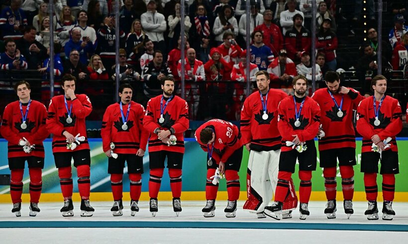悲劇の銀メダル。カナダは表彰式でも悔しさを隠そうとしなかった（ロイター）