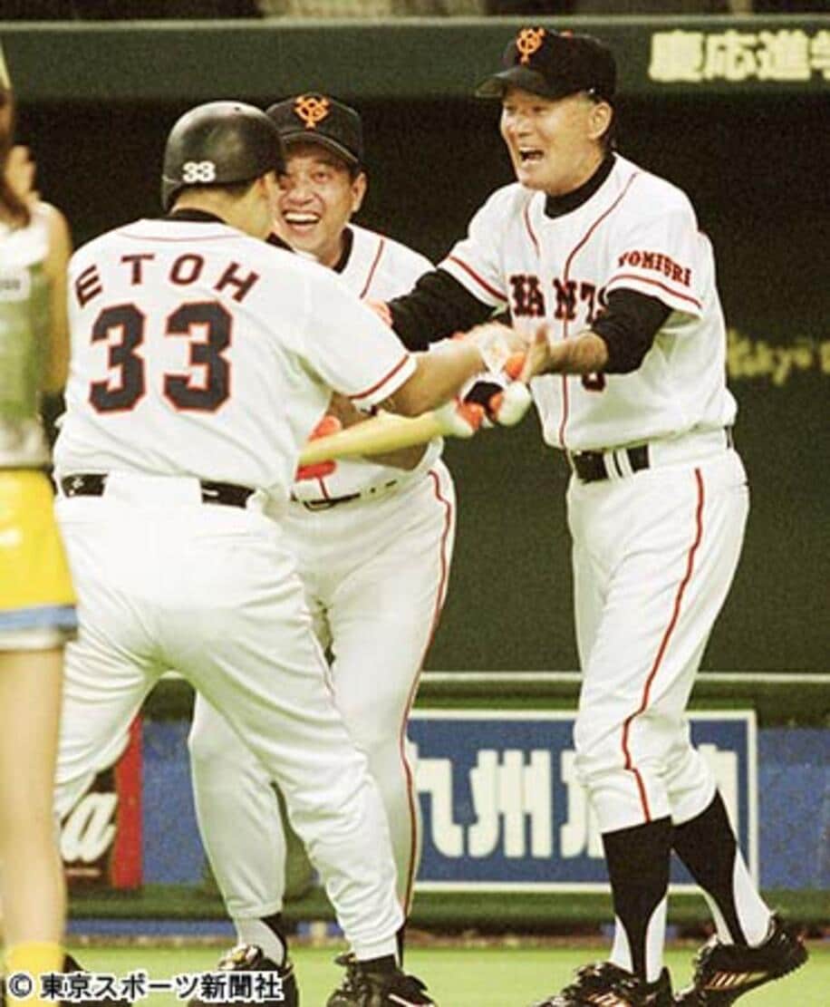  起死回生の同点満塁打を放った江藤（左）を出迎える長嶋監督（２０００年９月）