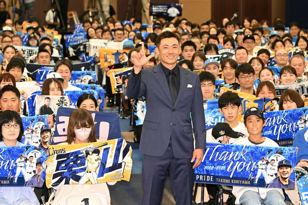 ファンと一緒に記念撮影に収まる栗山巧