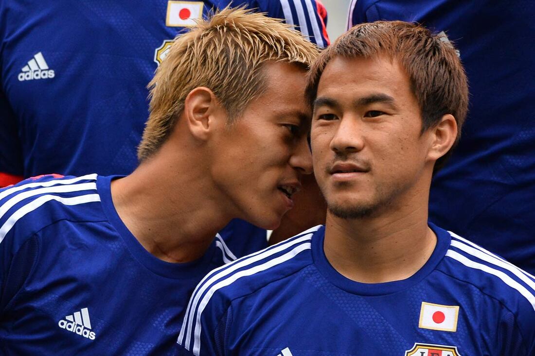 岡崎慎司に何かをささやく本田圭佑（２０１５年）