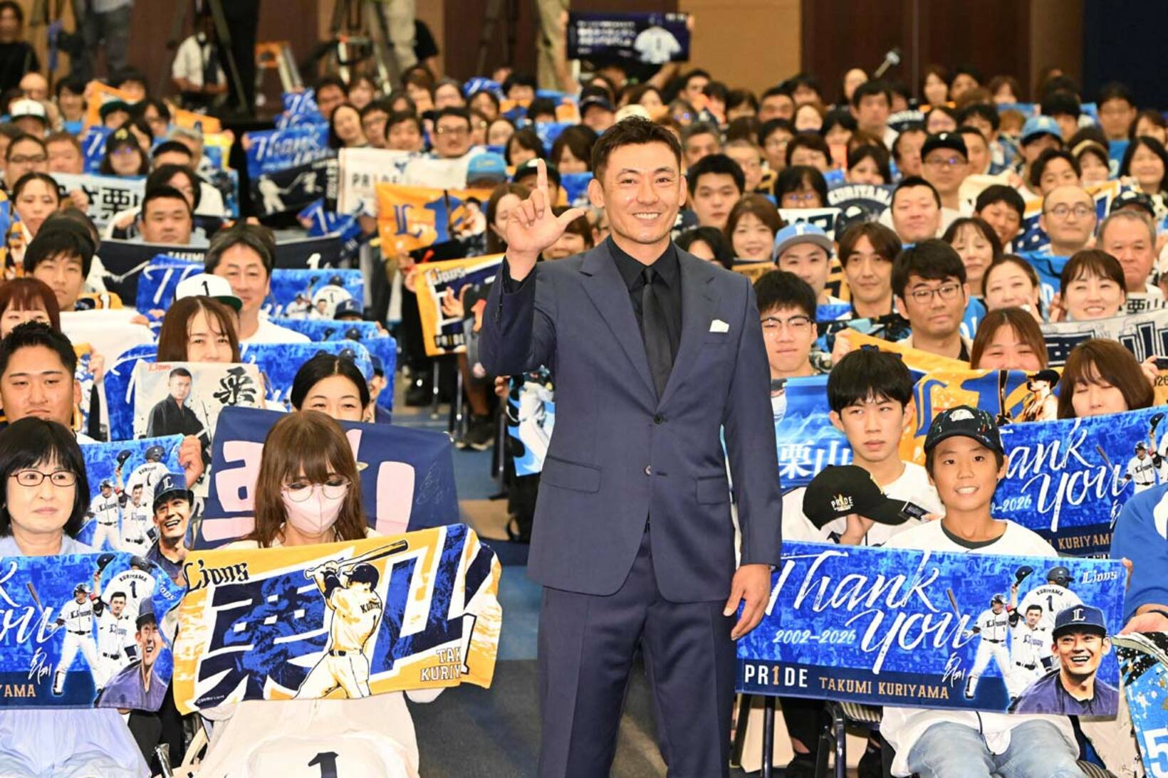 ファンと一緒に記念撮影に収まる栗山巧