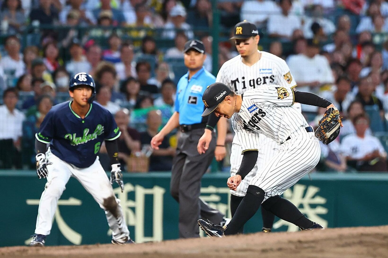 ５回一死二塁からファンブルしてしまった阪神・熊谷敬宥(右)