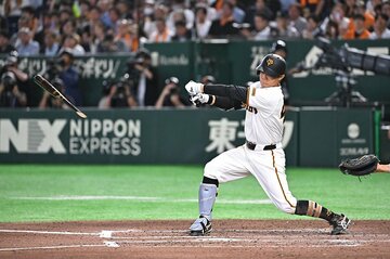 バットを折りながら適時打を放った佐々木