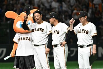 試合後、安堵の表情でファンにあいさつする巨人・橋上監督代行(左)