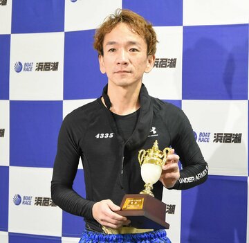 優勝カップを受け取った若林将
