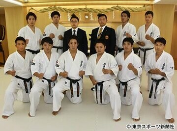 大会に向けて意気込む松井館長（後列左から３人目）、高橋（後列左端）ら