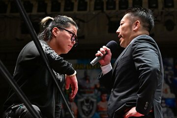 布田龍(左)のトーナメント参加を却下する斎藤了GM