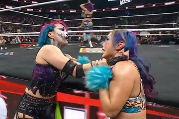 最後に登場しながら敗退となり、カイリ・セインに詰め寄るアスカ（©AbemaTV, Inc.）