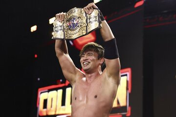 インターナショナル王座のベルトを掲げるオカダ・カズチカ©All Elite Wrestling