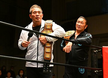 父の望月成晃(左)は現アジアタッグ王者