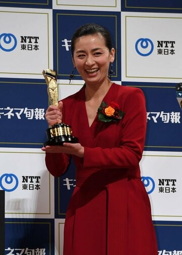  主演女優賞を授賞した尾野真千子（東スポWeb）
