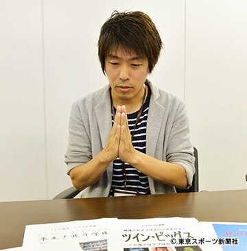 ボツになった企画を成仏させるべく手を合わせる濱谷プロデューサー