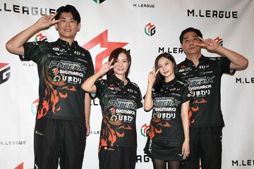 セガサミーフェニックス（佐野ひなこは右から２人目）