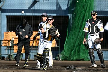 捕手として全体練習に参加した栗原陵矢