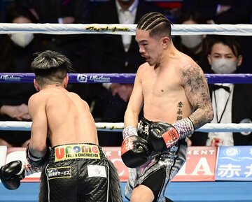  井岡一翔(右)のタトゥーが波紋を広げ続けている