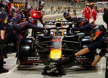 ピットで整備される角田裕毅のマシン（ロイター）