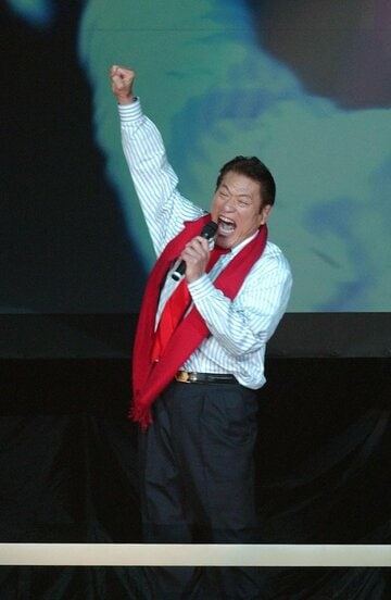  ＩＧＦ旗揚げ戦をダーで閉めるアントニオ猪木氏（２００７年６月２９日＝東スポWeb）