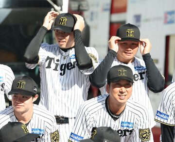 パレードに参加した中野拓夢（前列左）、藤川球児監督（前列右）、才木浩人（後列左）、森下翔太(後列右）