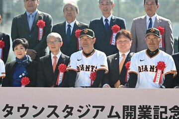 前列左から小池百合子知事、山口寿一オーナー、桑田真澄二軍監督、高橋勝浩稲城市長、阿部慎之助監督