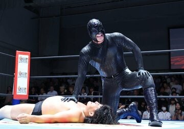 安田優虎（左下）を仕留めたシュン・スカイウォーカー