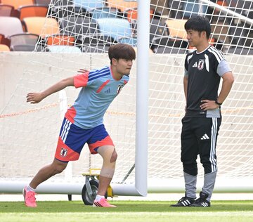 急ピッチで調整している久保建英(左)