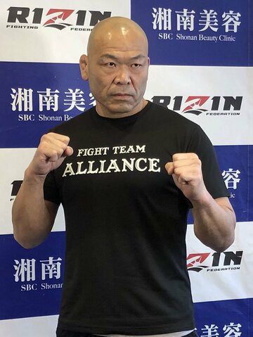  会見に臨んだ高阪(東スポWeb)