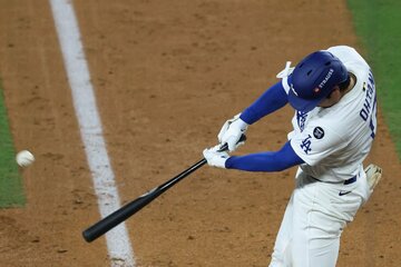 ブルワーズとのナ・リーグ優勝決定シリーズ第４戦で３本目のホームランを放つ大谷（ロイター）